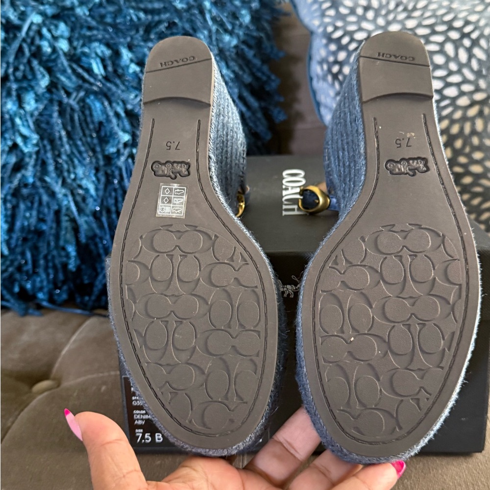 Adorable Coach Kit Wedge Print Denim Sandals 💙🌼 - Picture 6 of 6